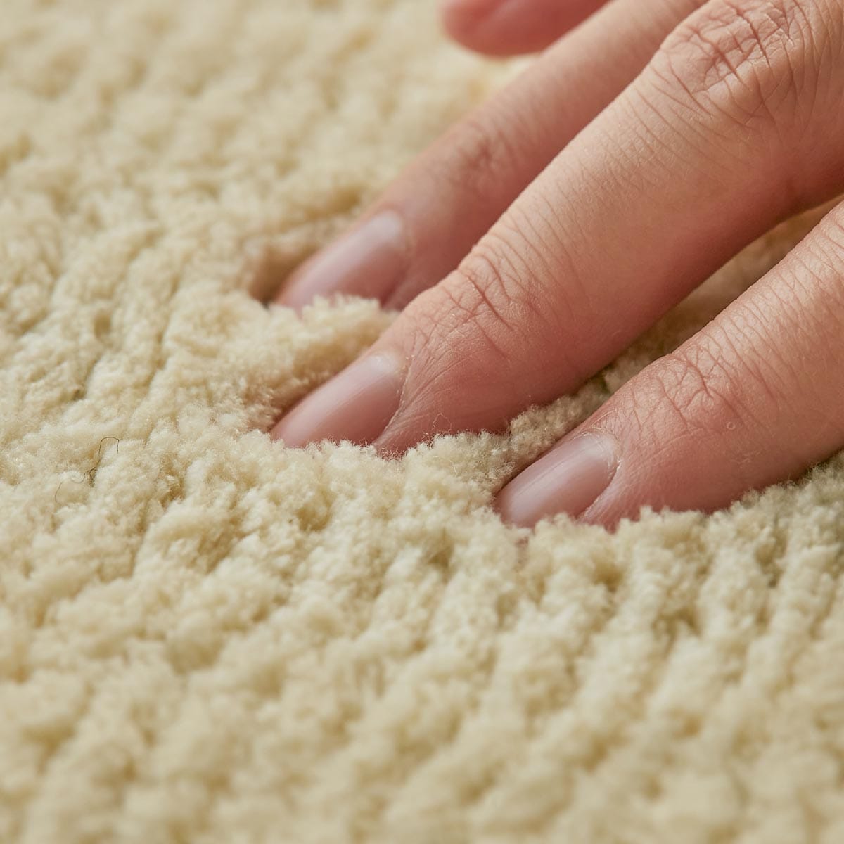 指先で触れている様子