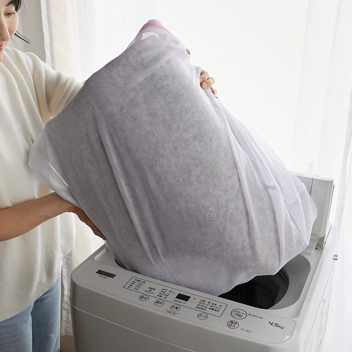 洗濯機に入れている様子