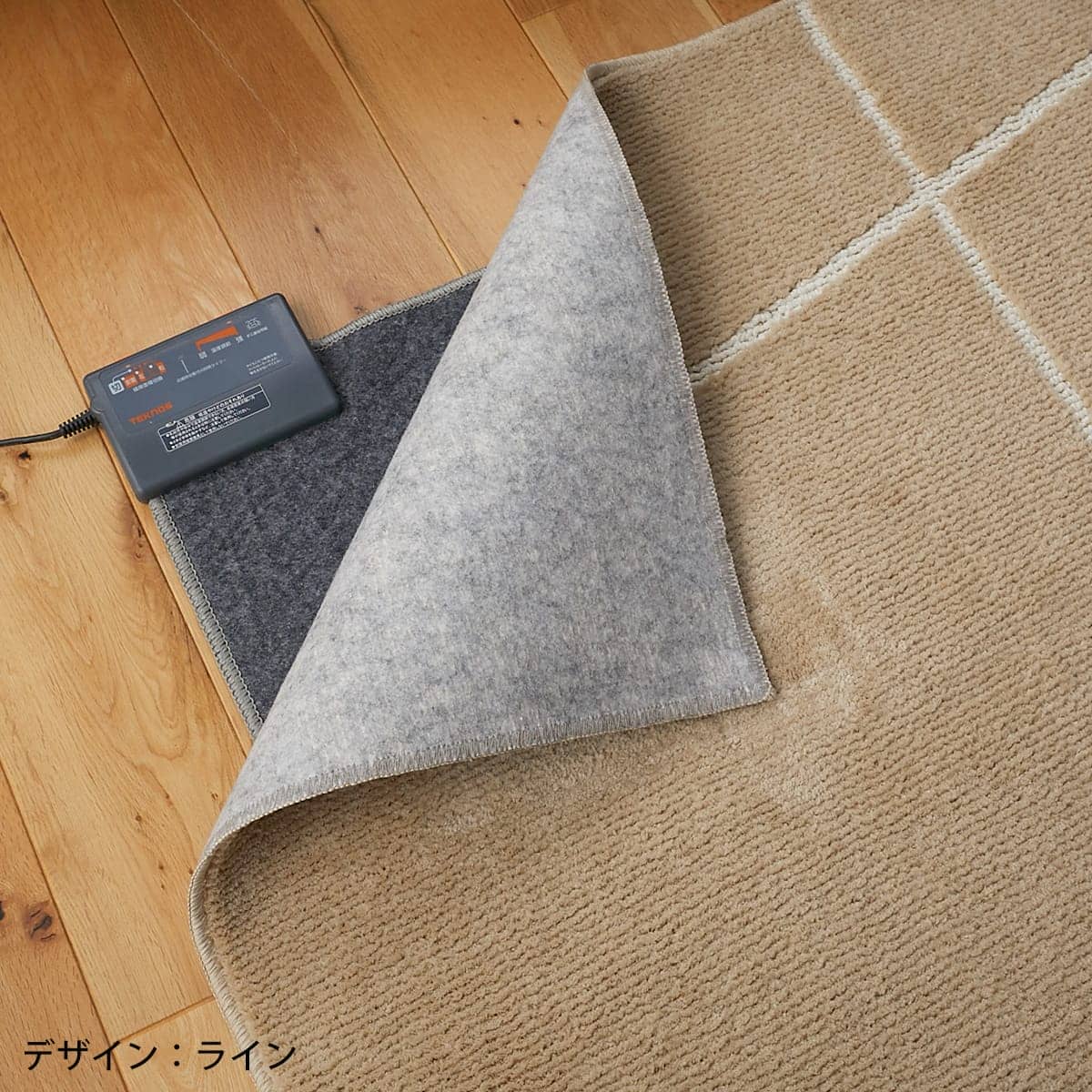 ホットカーペットを敷いている様子