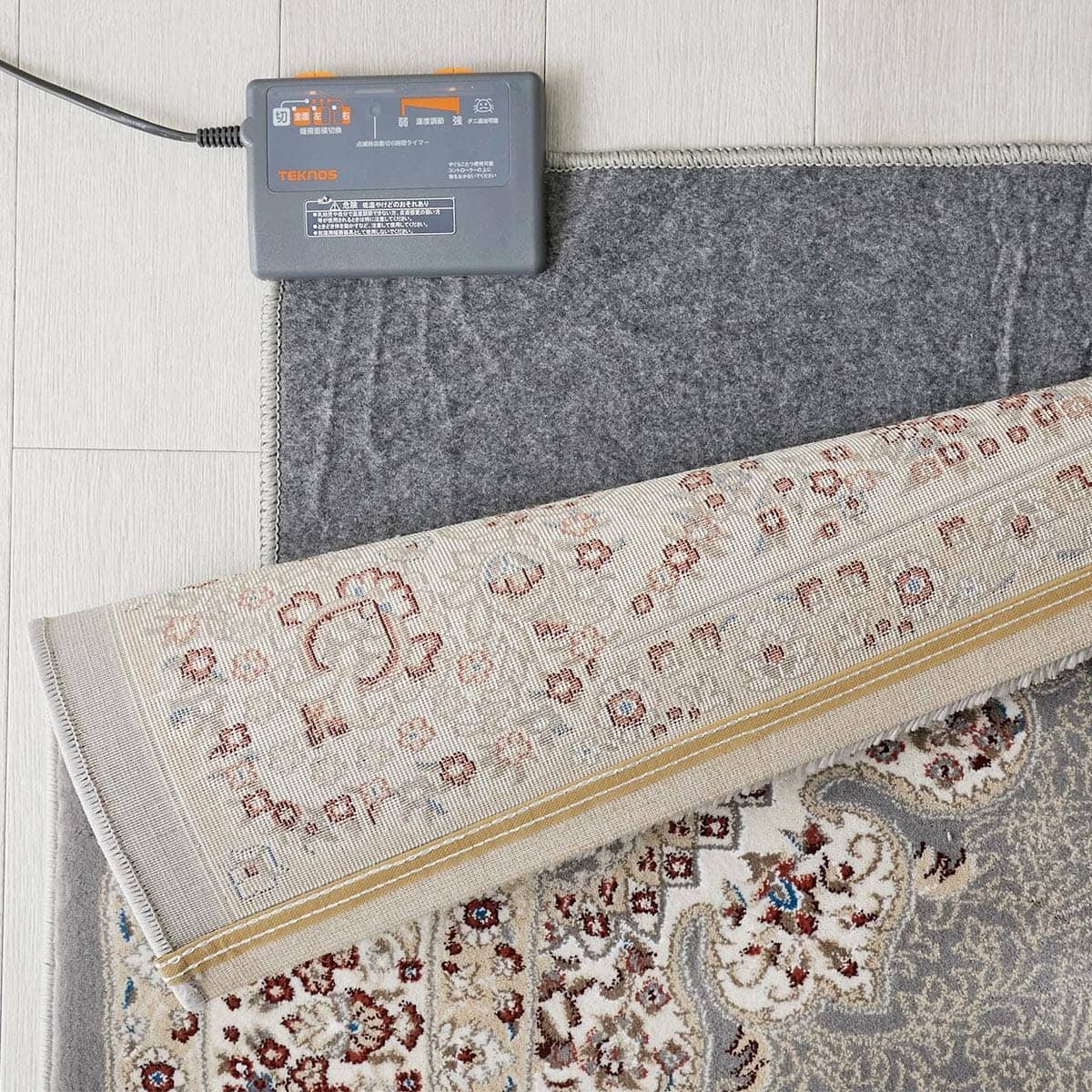 ホットカーペットを敷いている様子