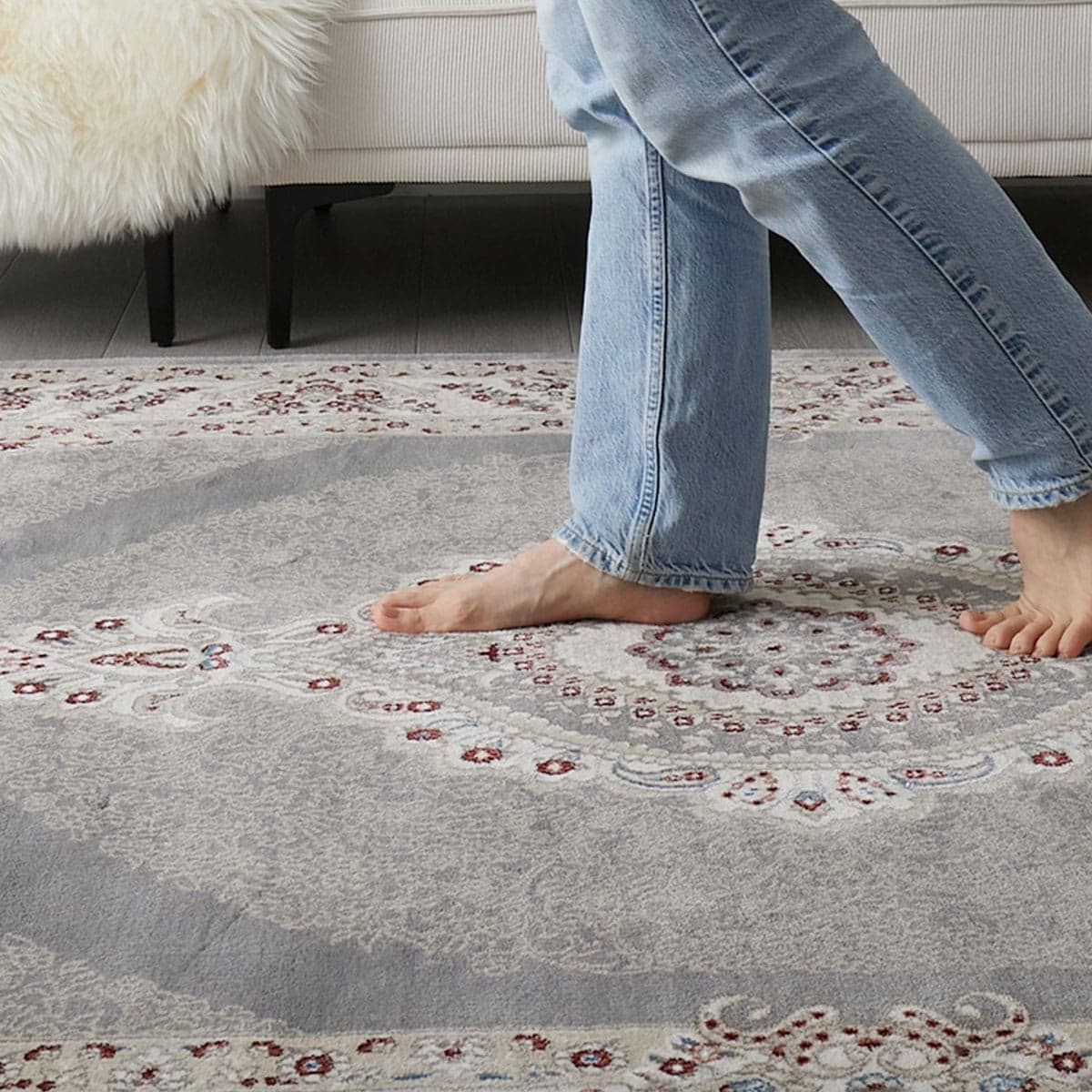 足で踏んでいる様子