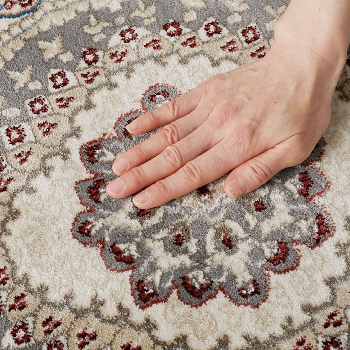 手で触れている様子