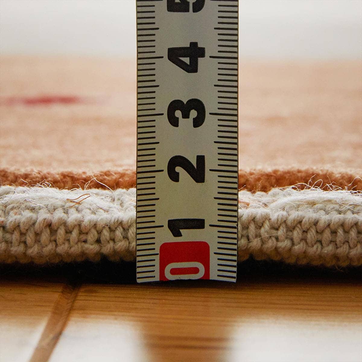 厚みを測っている様子
