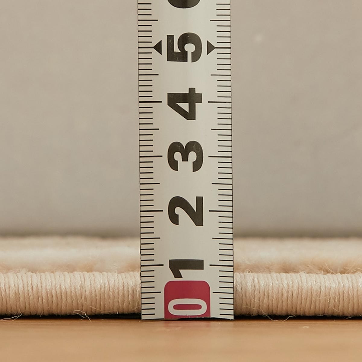 厚みを計測している様子