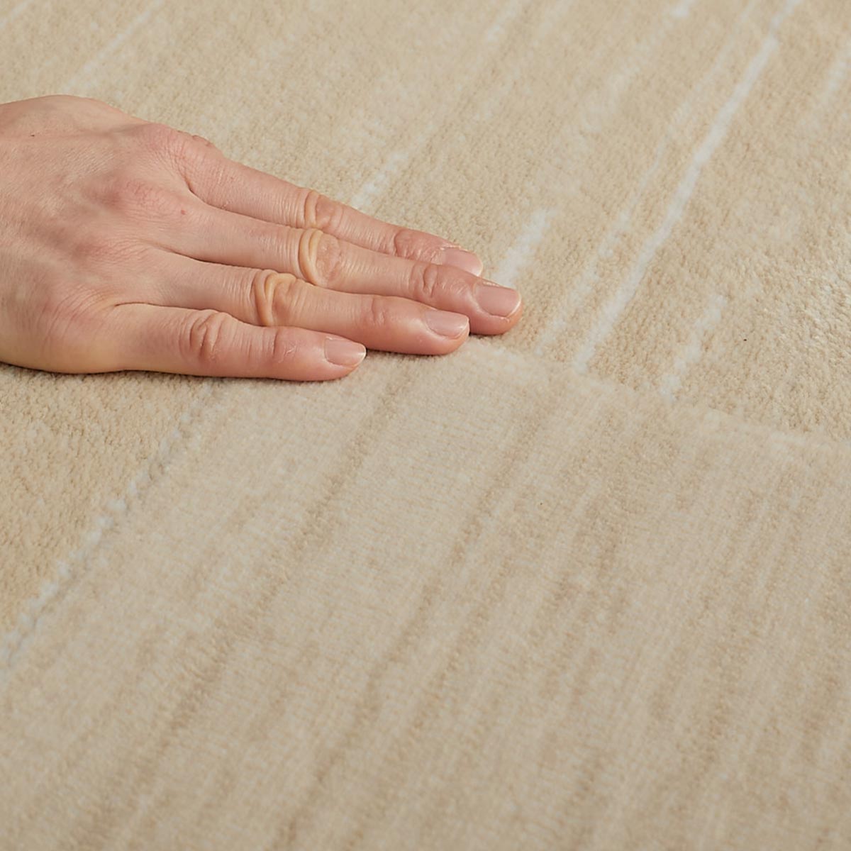 手で触れている様子