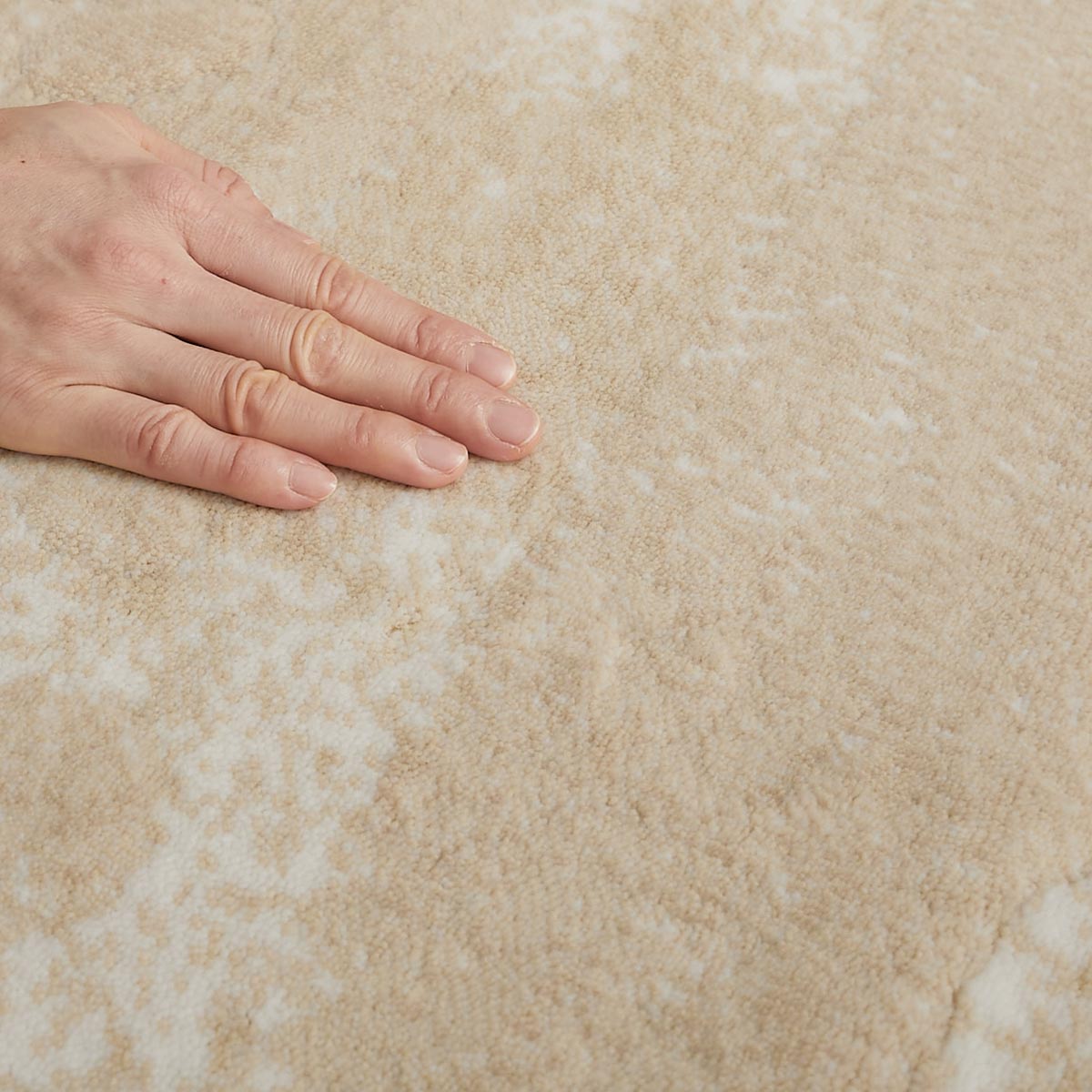 手で触れている様子