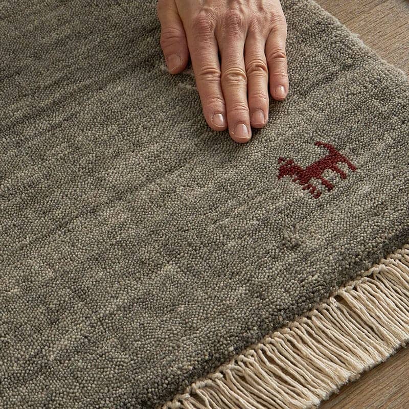 手で触れている様子