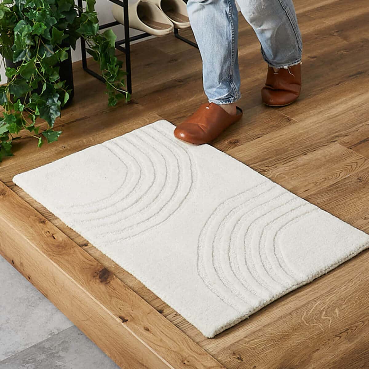 手作業ならではの、やわらかで豊かな表情が敷くだけでお部屋のポイントに。