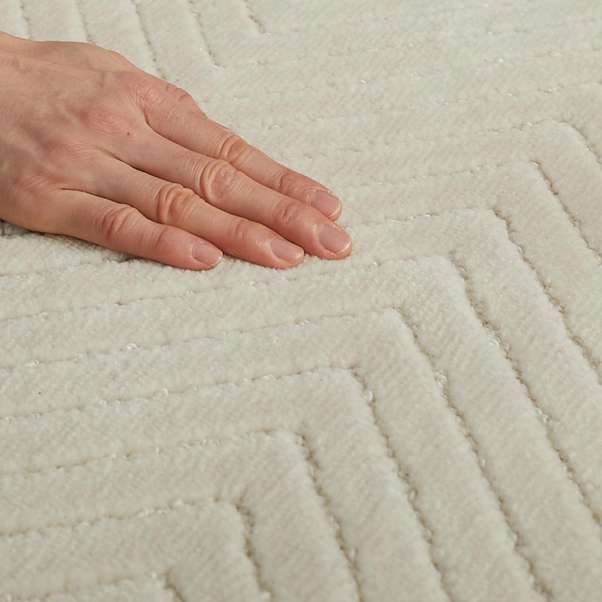 手で触れている様子