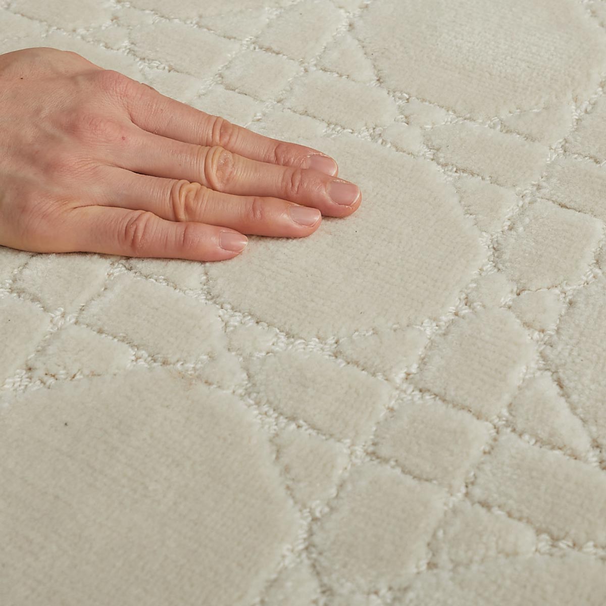 手で触れている様子