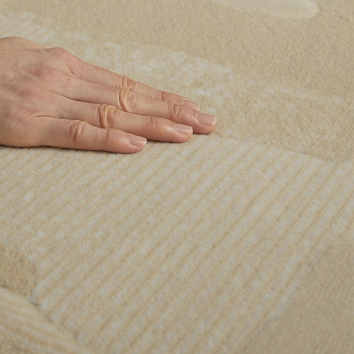 手で触れている様子