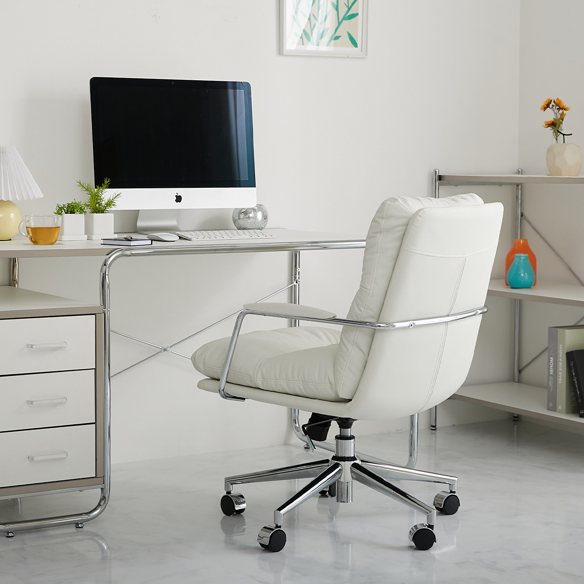 デスクチェアを斜め後ろから見た様子