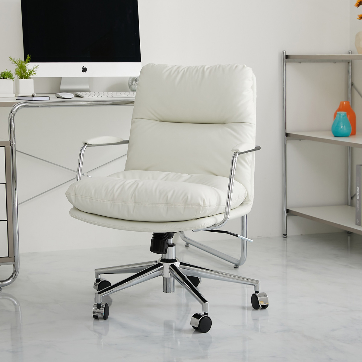 デスクチェアのシルエットが分かる画像