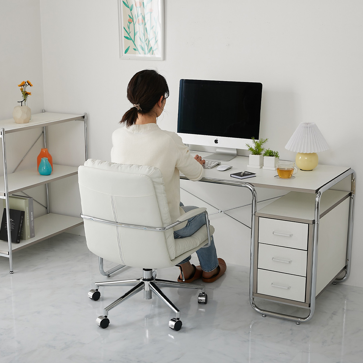 デスクと合わせて使用しているイメージ