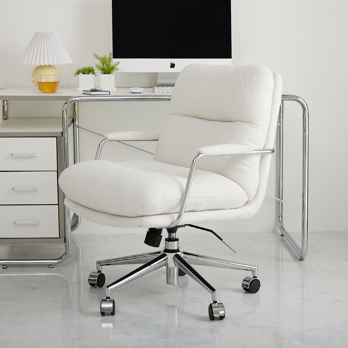 デスクチェアのシルエットが分かる画像