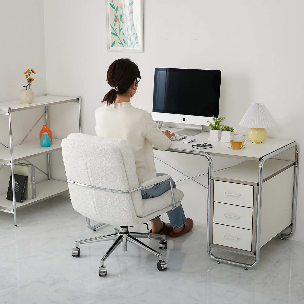 デスクと合わせて使用しているイメージ