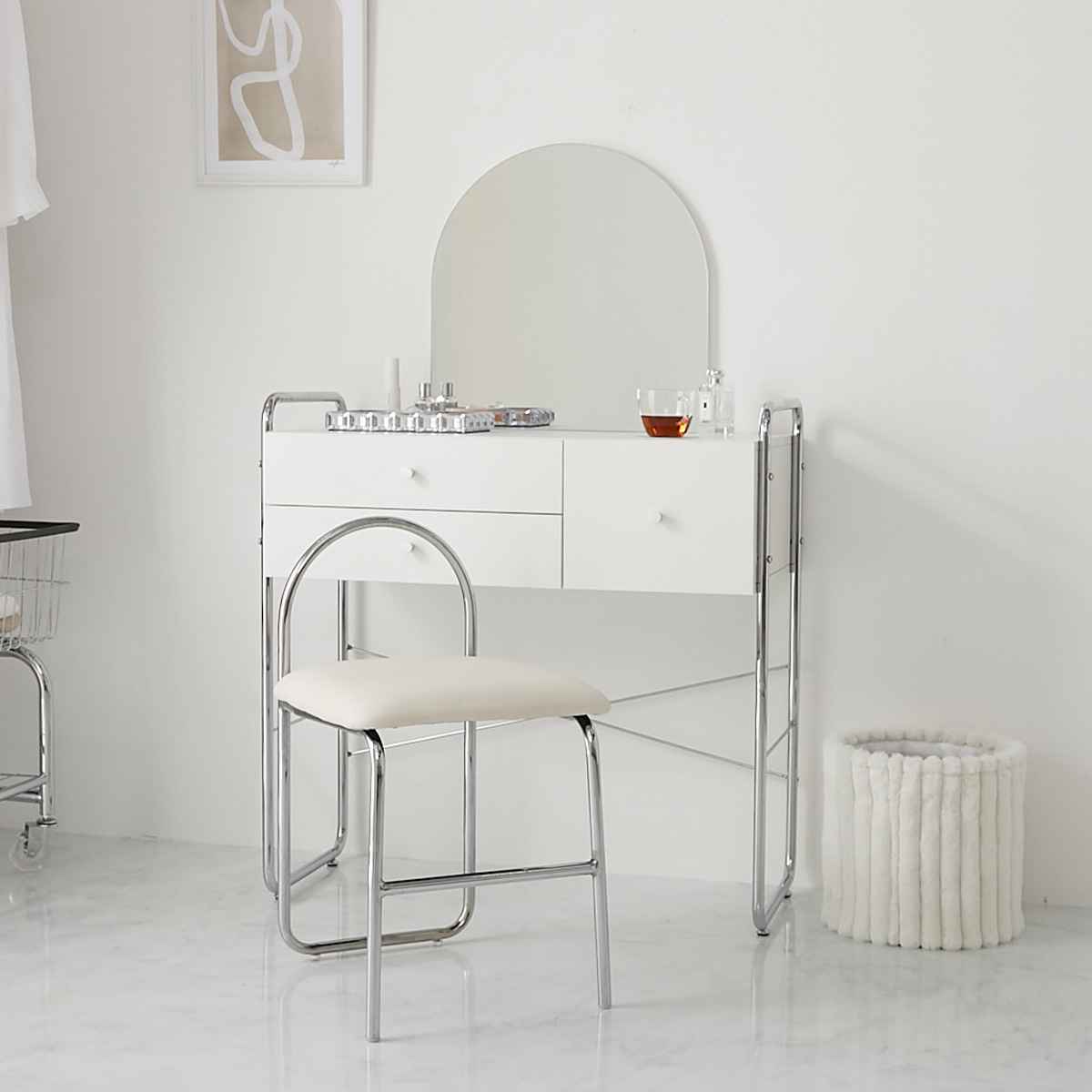 ドレッサーの前に置かれた、シンプルなスツール