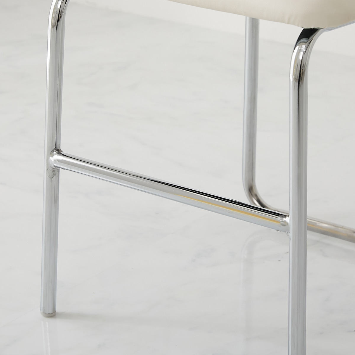 スチール脚の横線が分かるアップ