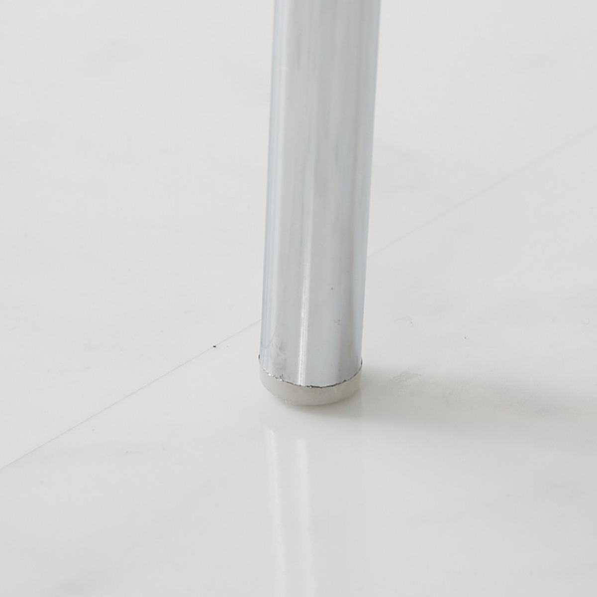 前脚の先端の保護キャップのアップ