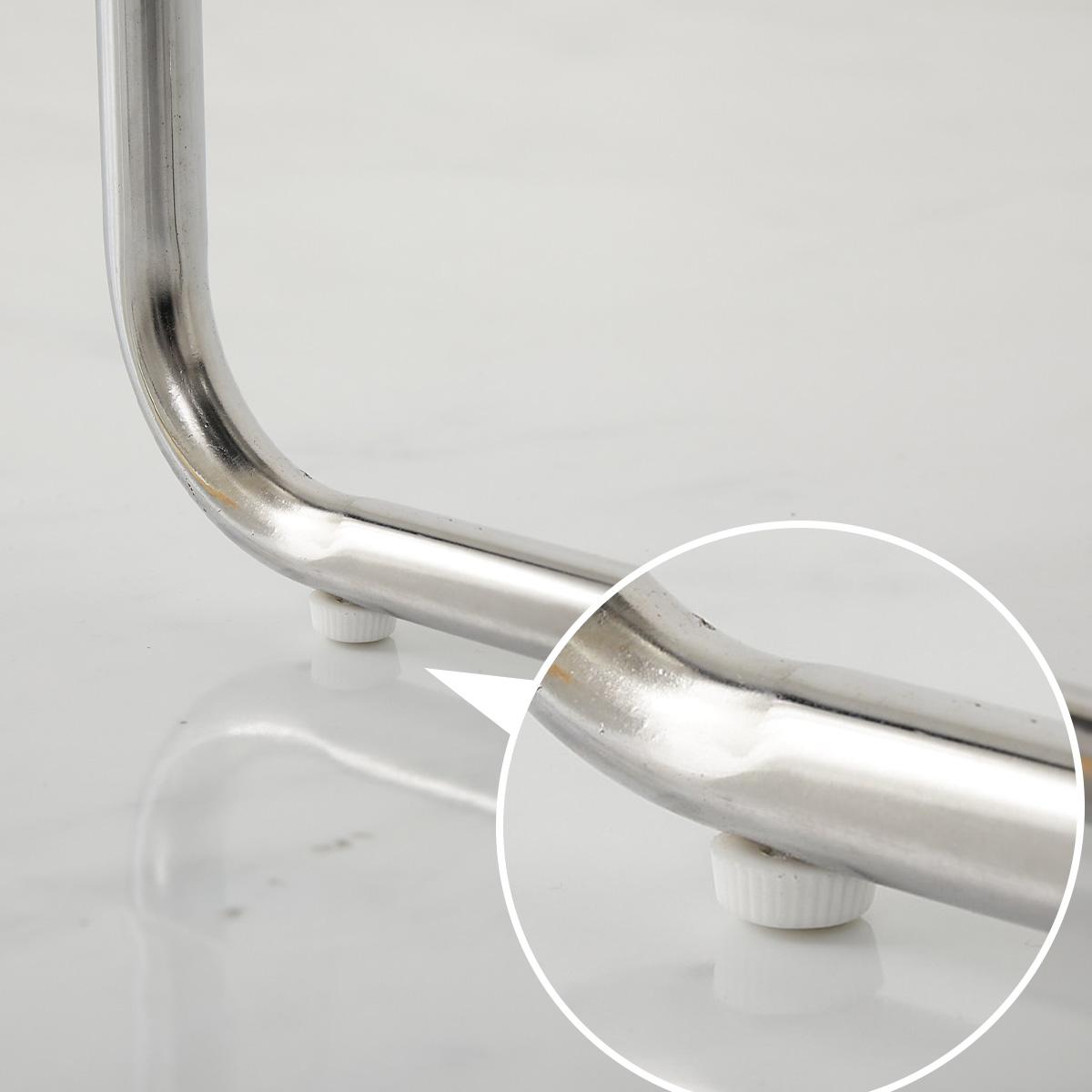 後脚のアジャスターのアップ