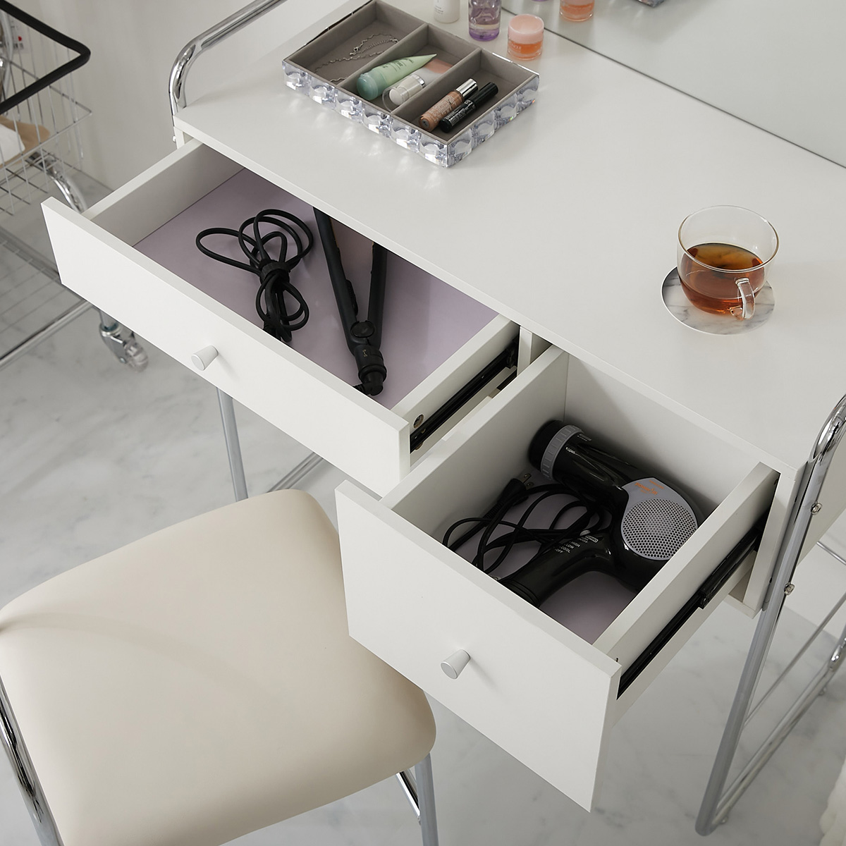 引き出しの中にヘアアイロンを収納しているところ