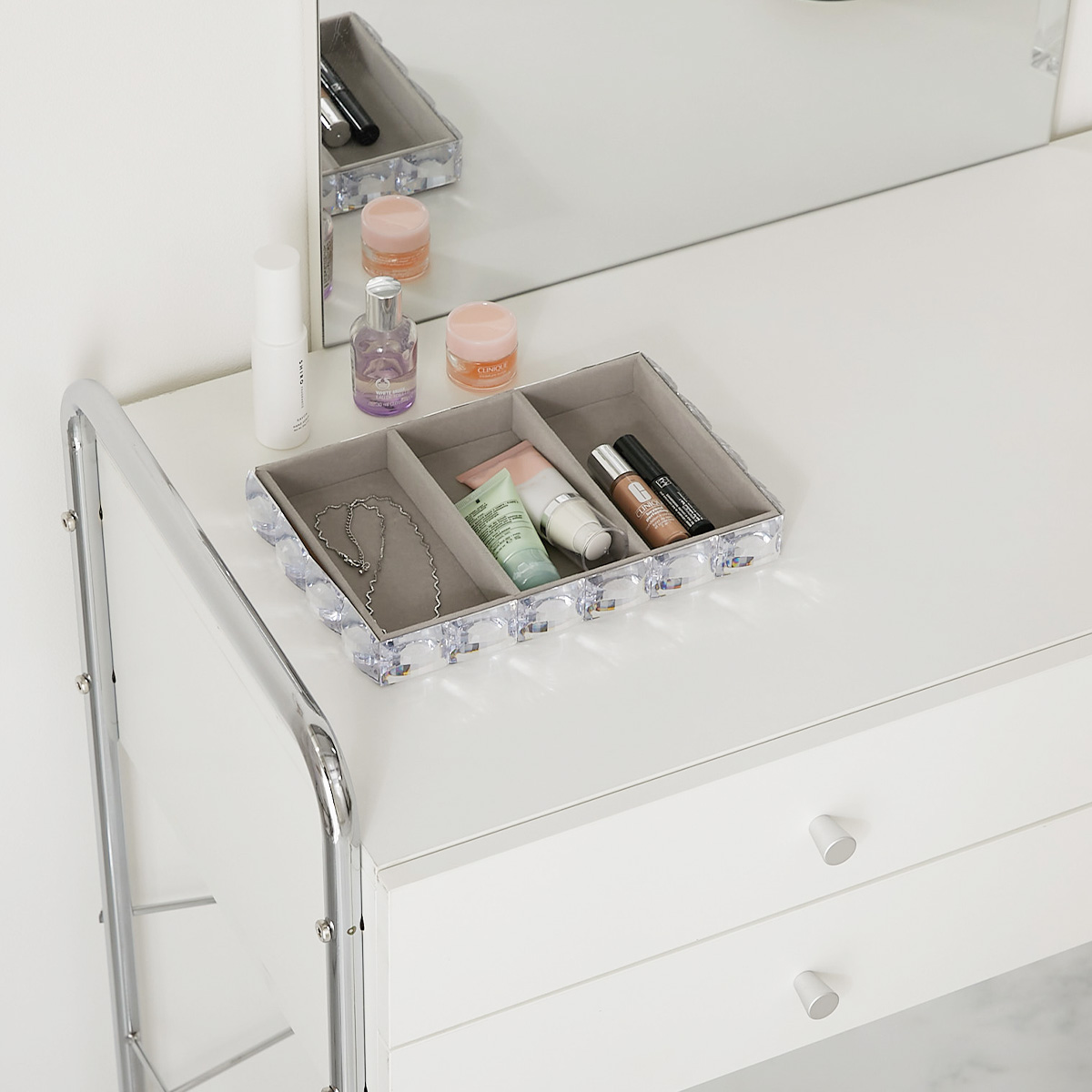 コーヒーや小物入れを置いて日常使いしているイメージ