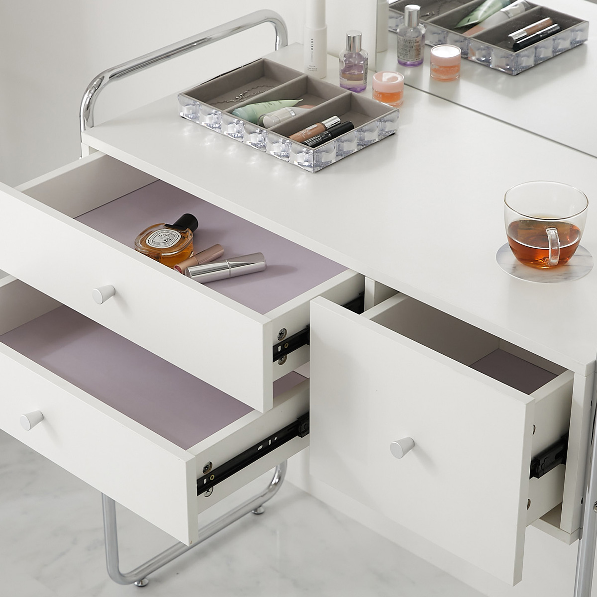 引き出しを3段開けている様子