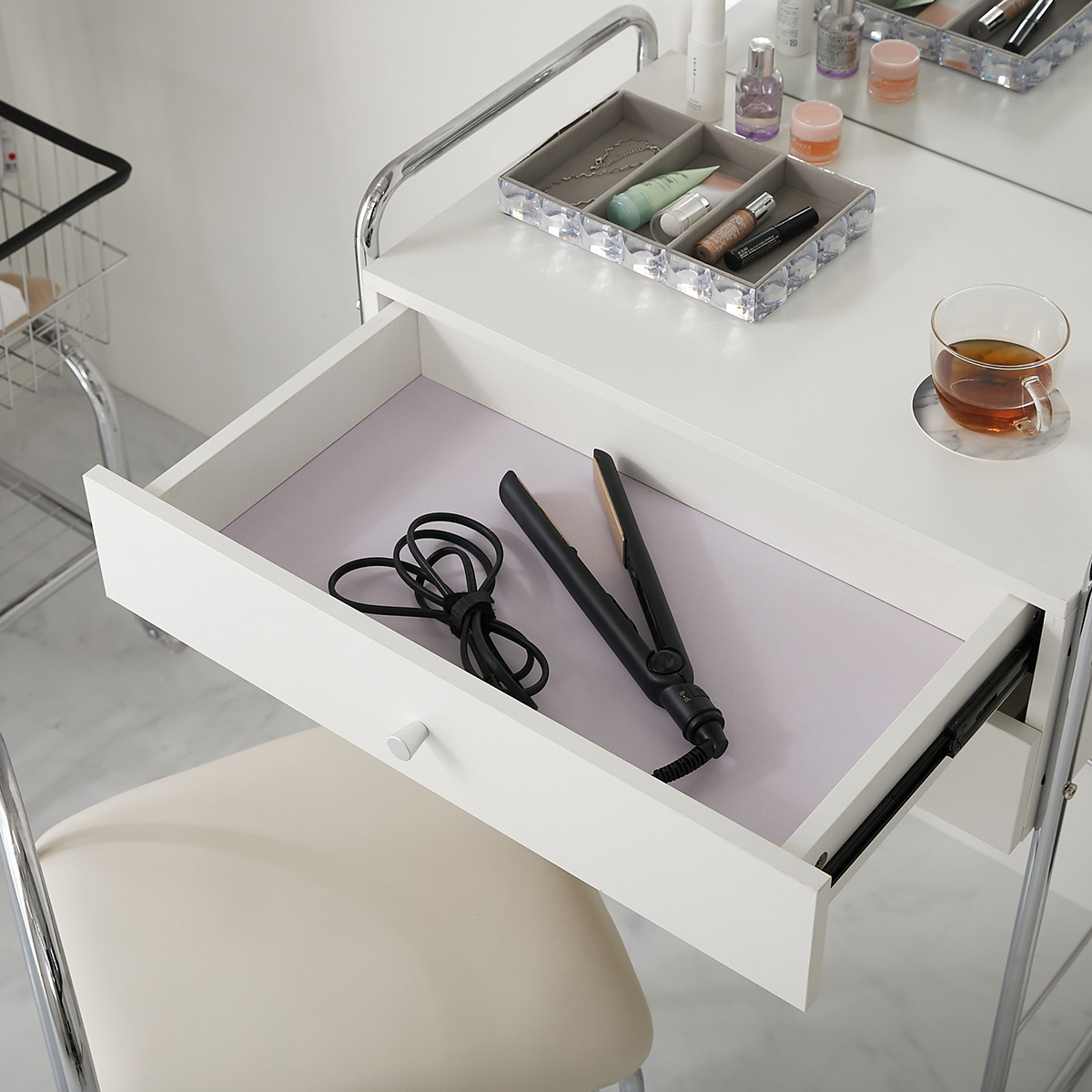 引き出しの中にヘアアイロンを収納しているところ