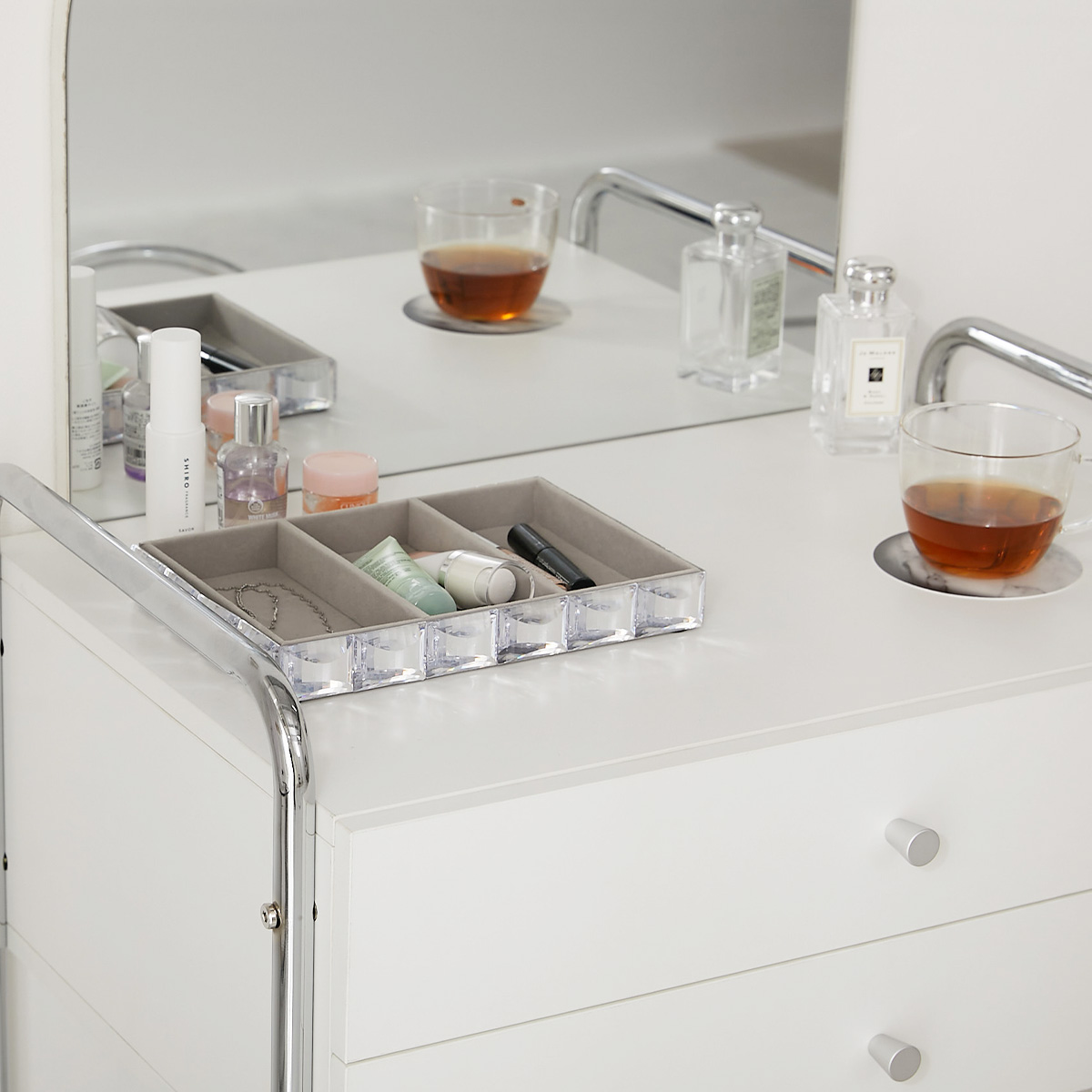 コーヒーや小物入れを置いて日常使いしているイメージ