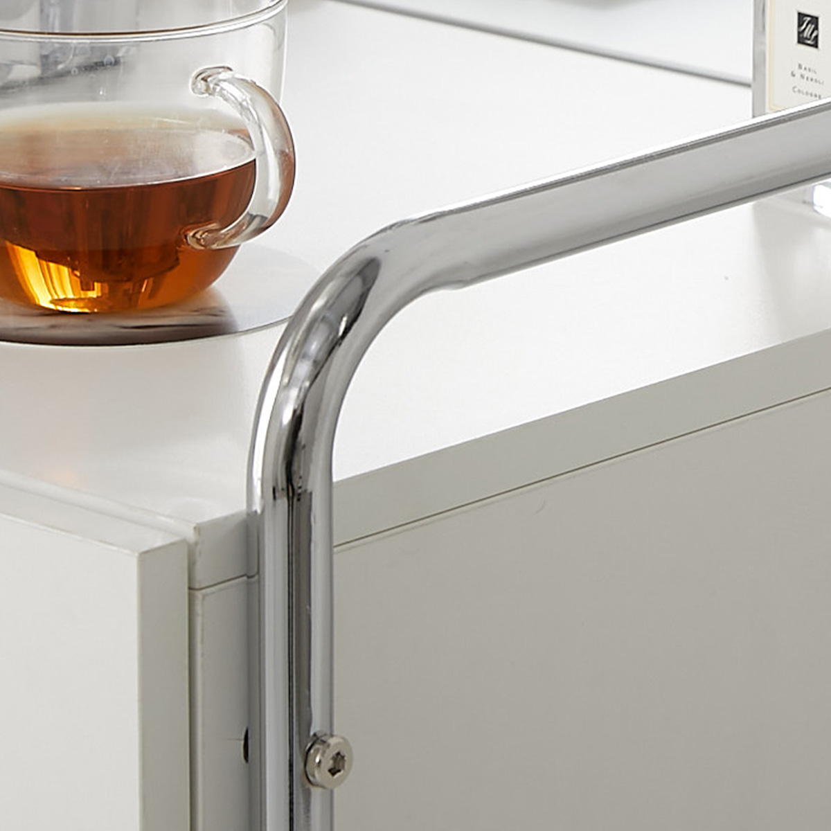 スチール脚の詳細が分かるアップ