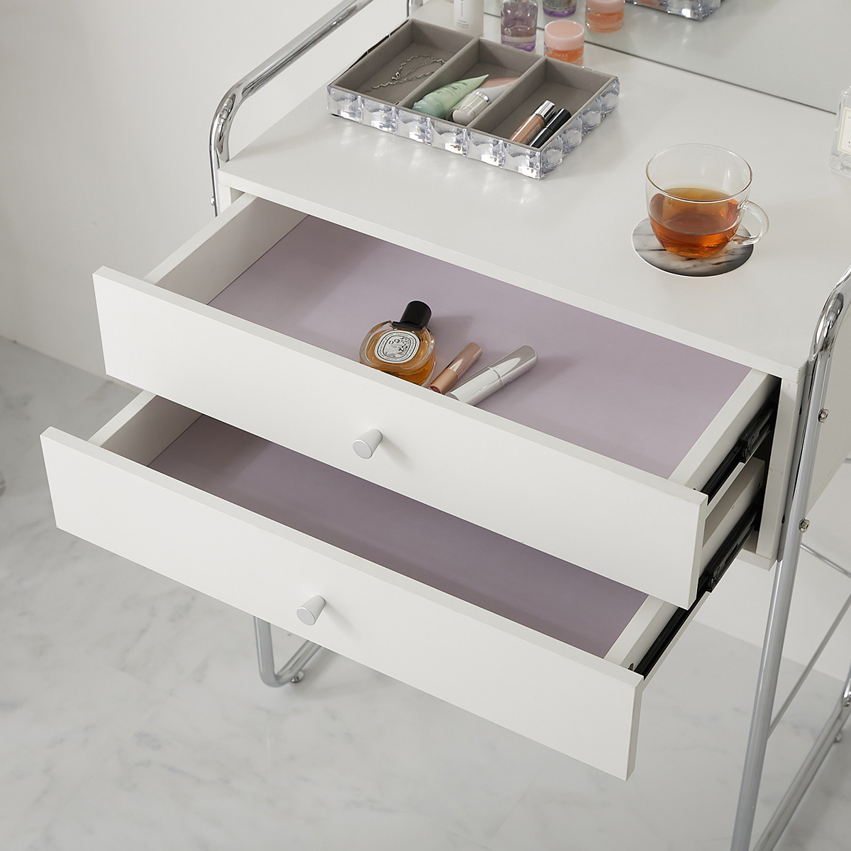 引き出しを2段開けている様子