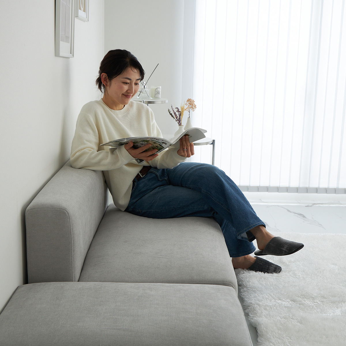 ソファに深く腰掛けているイメージ