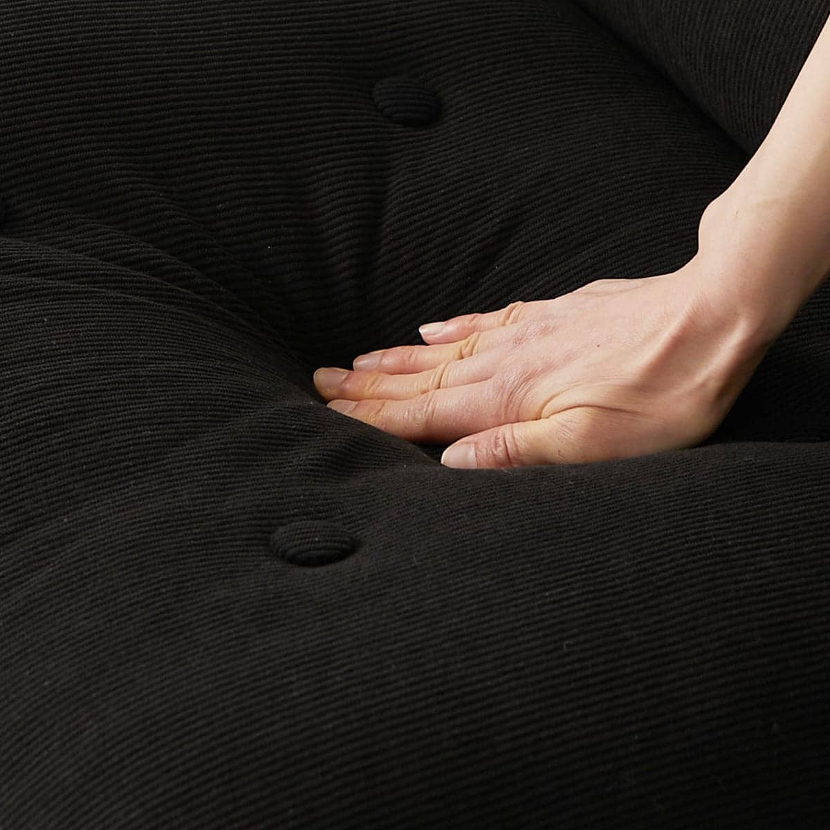 手で触れている様子