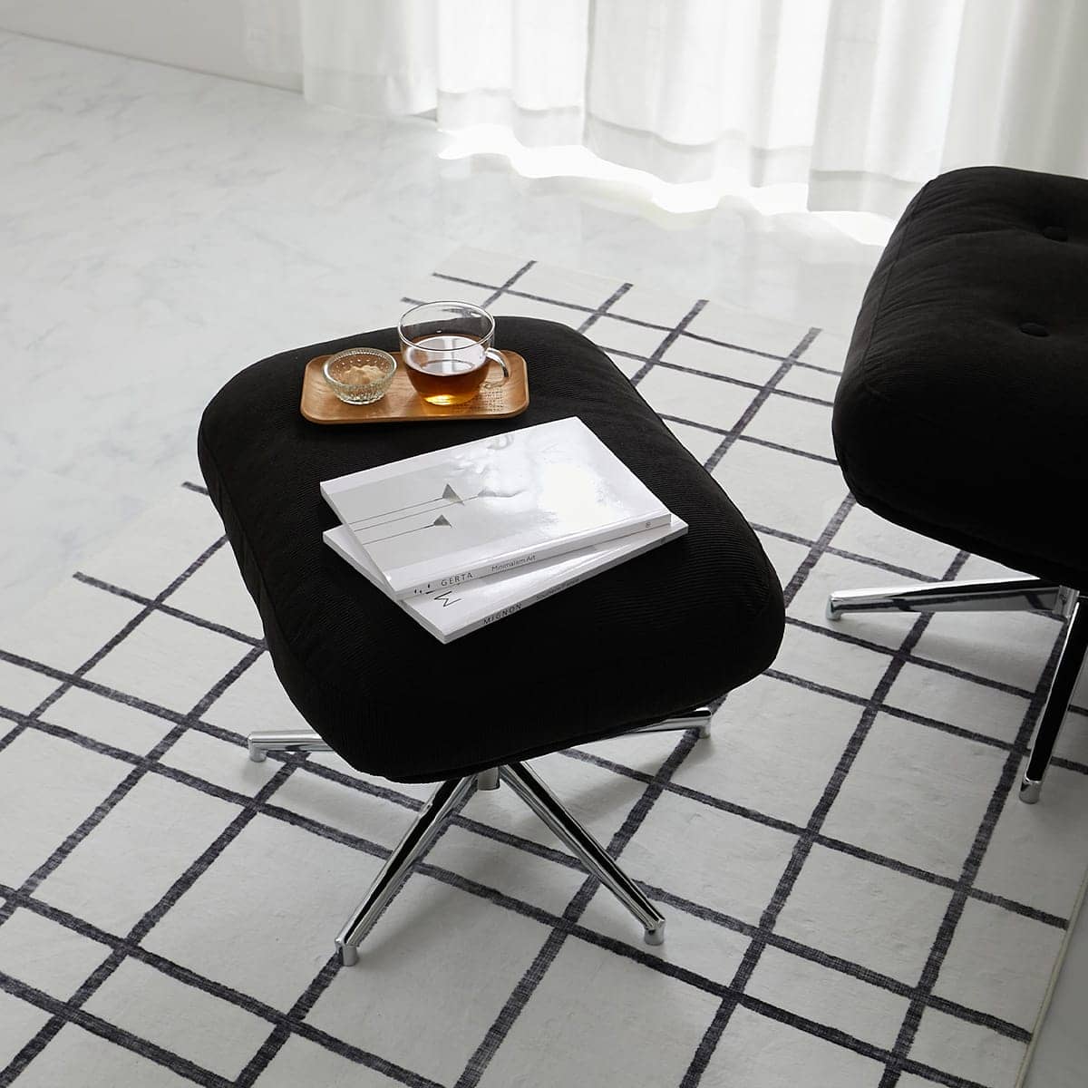 オットマンに本を置いている様子