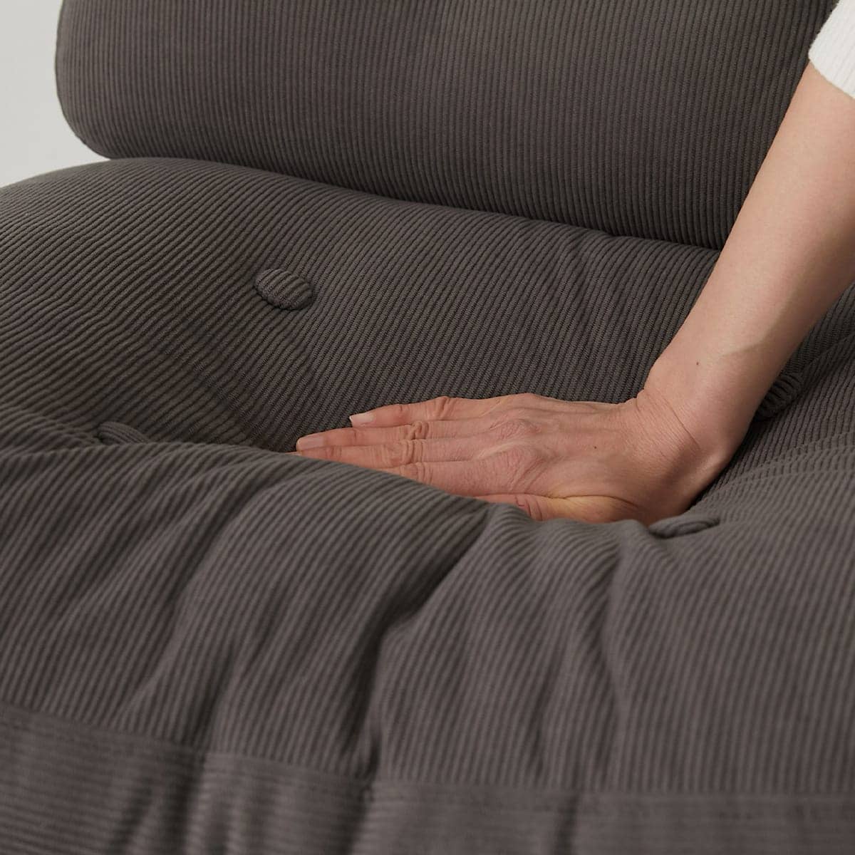 手で触れている様子