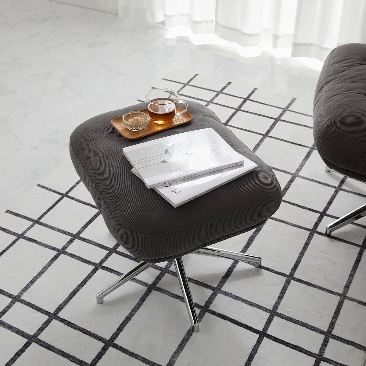 オットマンに本を置いている様子