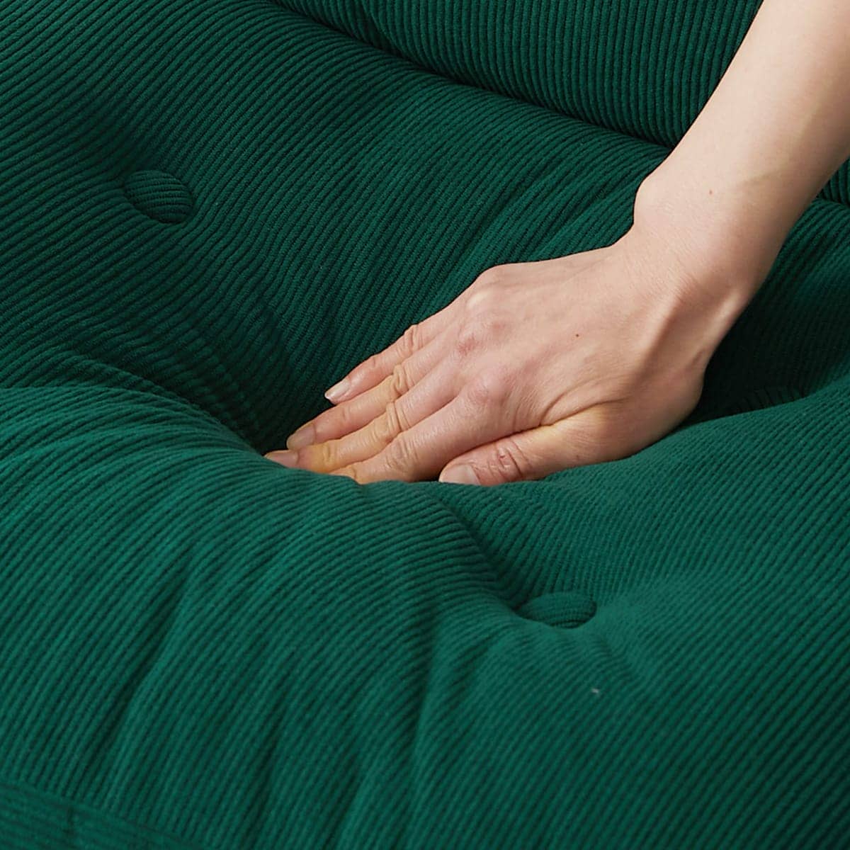 手で触れている様子