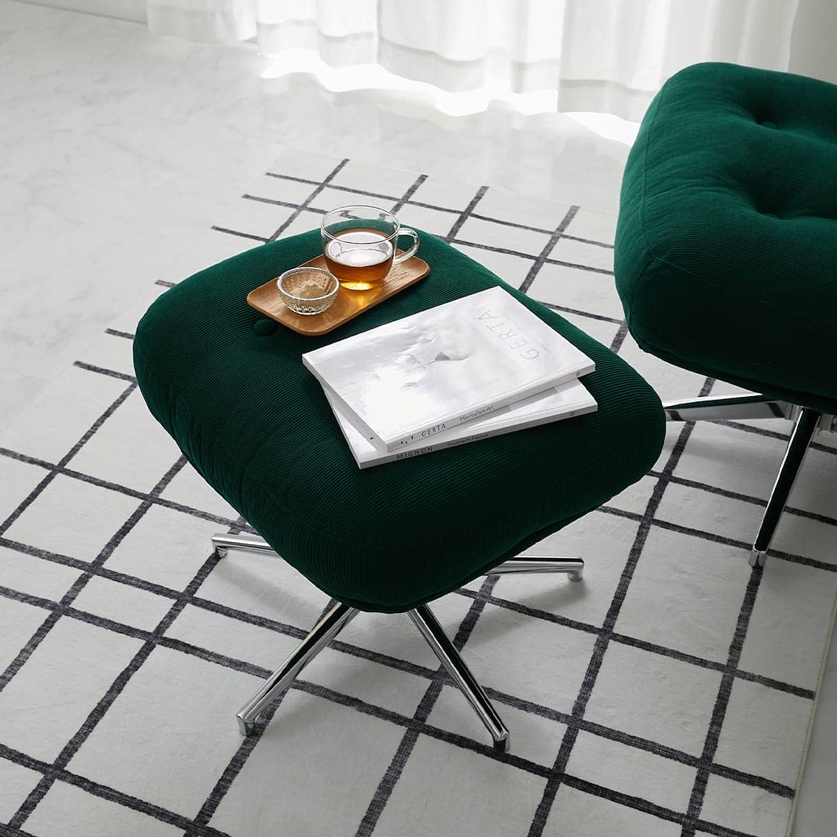 オットマンに本を置いている様子