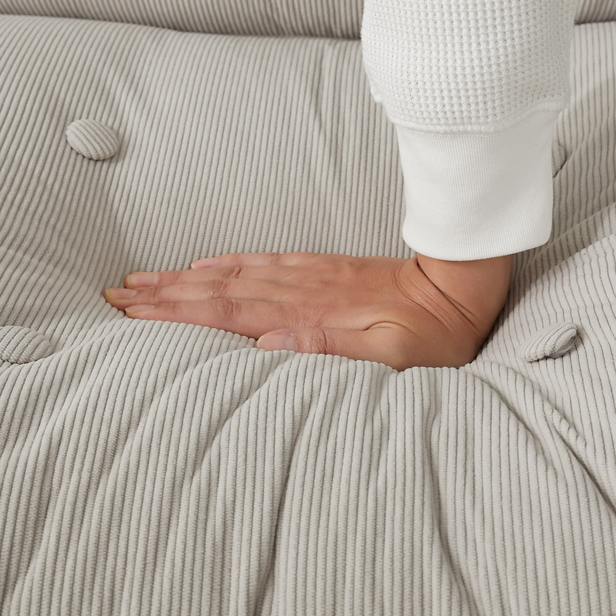 手で触れている様子