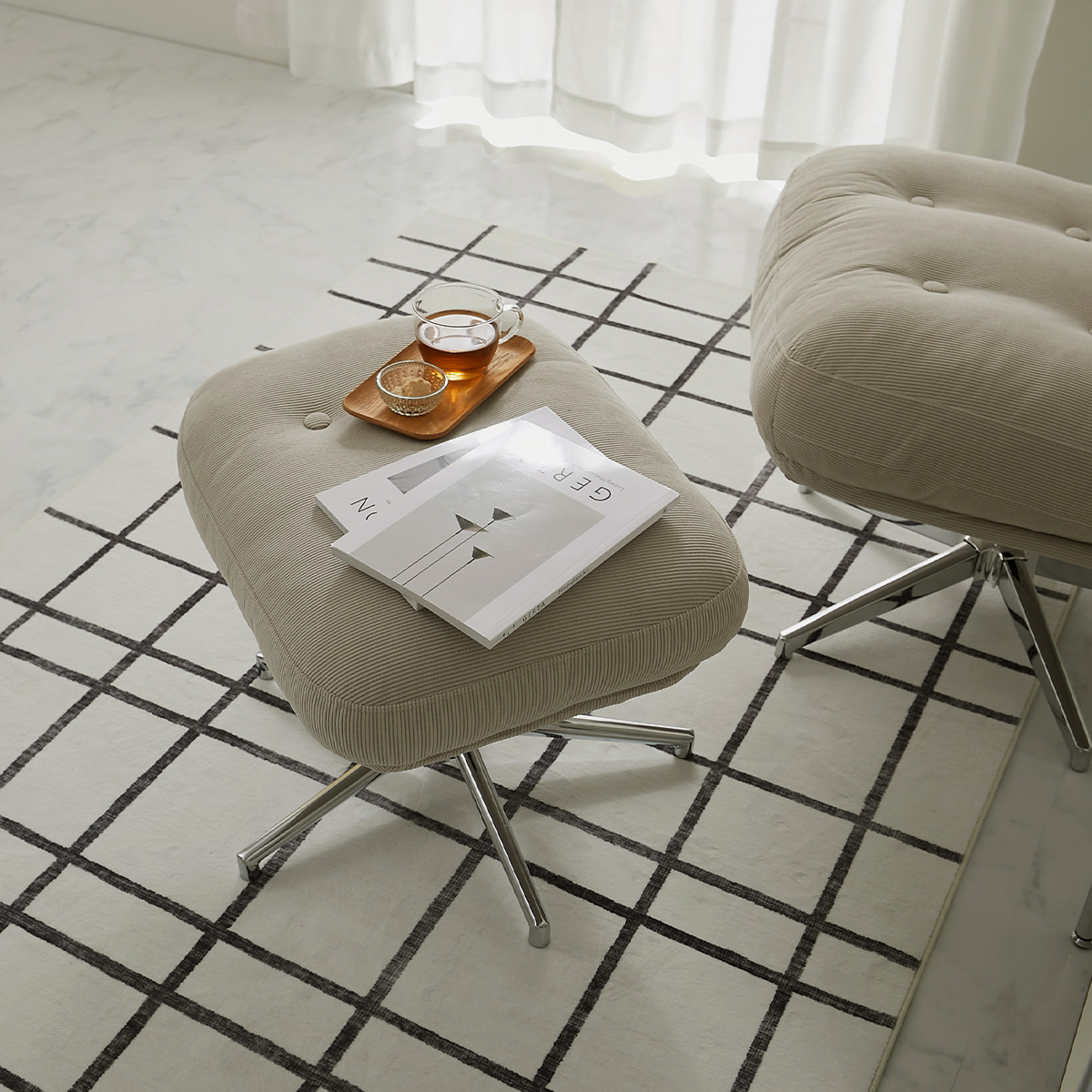 オットマンに本を置いている様子