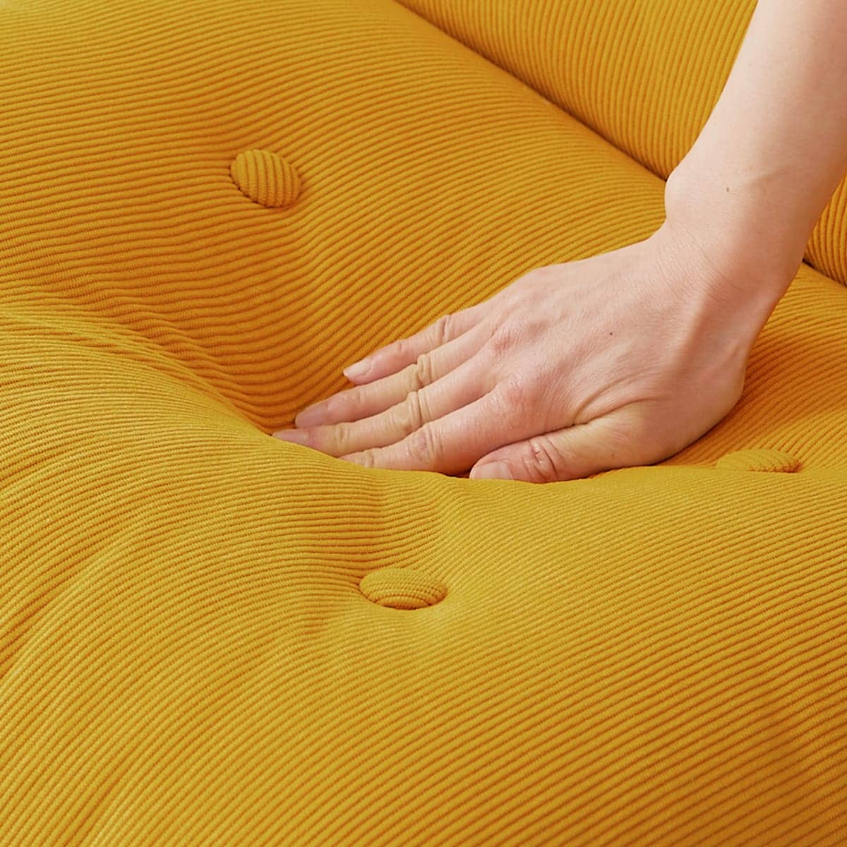 手で触れている様子