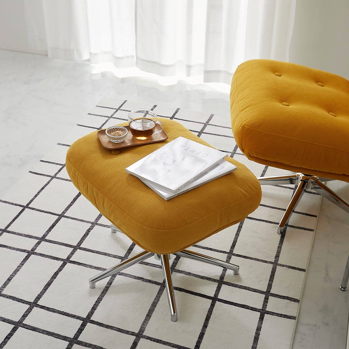 オットマンに本を置いている様子