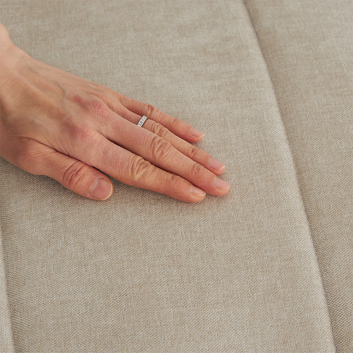 手で触れている様子