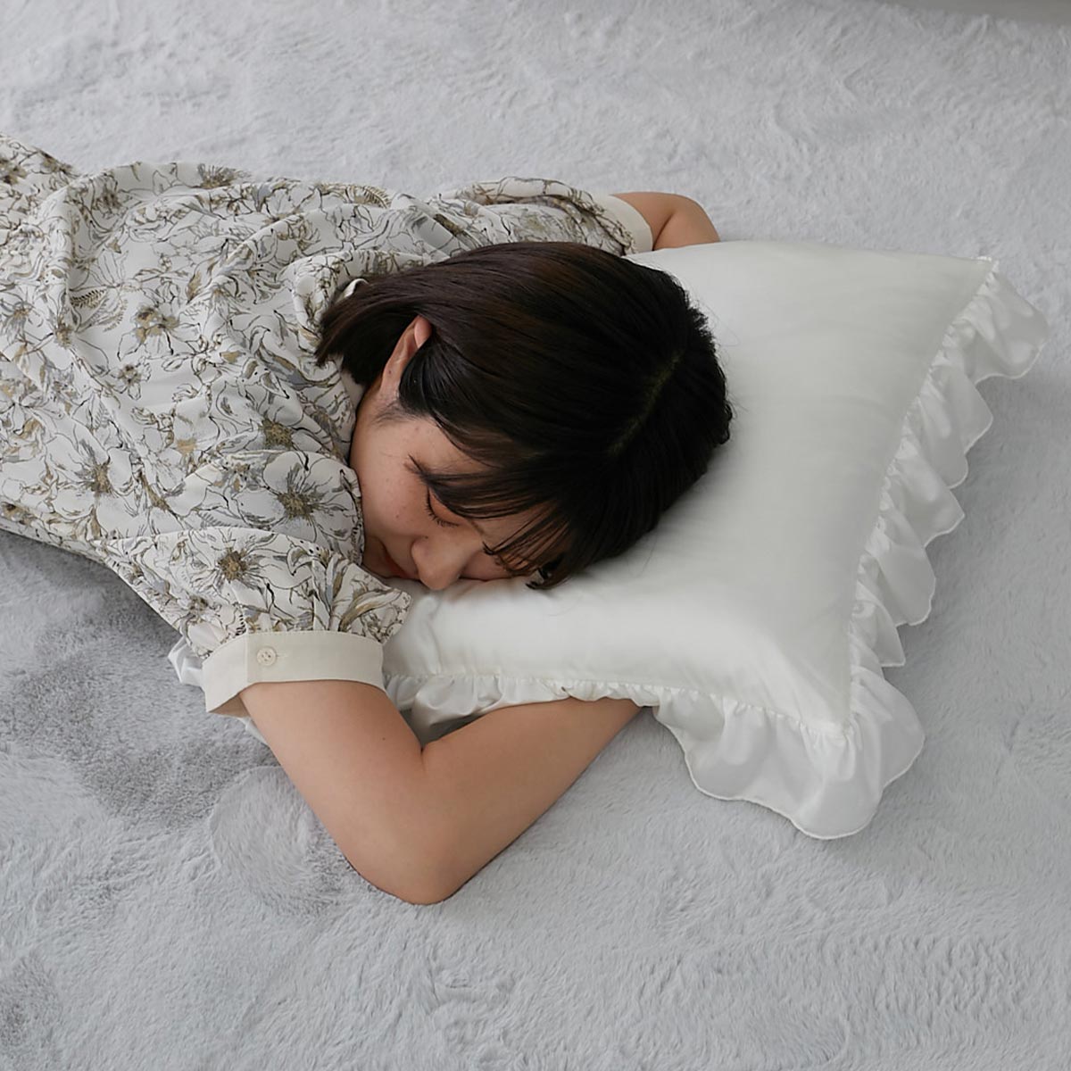 枕として使用している様子