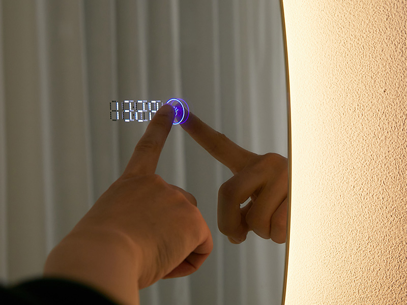 鉛筆で印をつけている様子